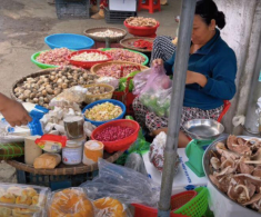 Giữa lòng Bình Định có khu chợ bán hải sản siêu rẻ, tồn tại gần 200 năm vẫn đông khách bậc nhất