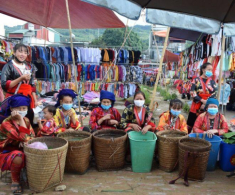 Giữa lòng Điện Biên có phiên chợ được ví như “Tây Bắc thu nhỏ”, mua bán đủ thứ, là nơi nam thanh nữ tú hò hẹn