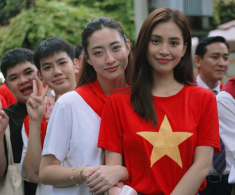 Hai nàng hậu Việt chỉ mặc áo phông, quần jeans đi sơ duyệt A80 vẫn đẹp tỏa sáng, hút mọi ánh nhìn