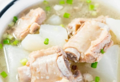 Hầm sườn người thì chần nước, người thì hầm trực tiếp, đầu bếp nói: “Cả hai đều sai, đây mới là cách đúng”