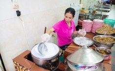 Hàng bánh cuốn hơn 50 năm làm thủ công giữa Sài Gòn, khách xếp hàng dài, muốn ăn phải đợi cô chủ đổ bột liền tay 