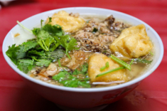 Hàng bánh đúc nóng hơn 30 năm ở Hà Nội, nằm trong ngõ sâu mà khách nườm nượp, giá chỉ 20k là full topping