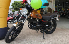 Hình ảnh thực tế của Suzuki GN125 ABS 2025 vừa có mặt tại đại lý: Cổ điển nhưng không lỗi thời!