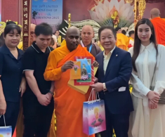 Hoa hậu Đỗ Mỹ Linh tháp tùng Bầu Hiển đi chiêm bái xá lợi Phật, khí chất chuẩn dâu hào môn