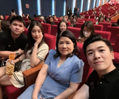 Hoa hậu Đỗ Mỹ Linh tháp tùng mẹ chồng hào môn xem ca nhạc, đi đâu cũng thân thiết ngồi cạnh bên