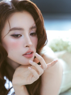 Hoa hậu Tiểu Vy khoe gương mặt tỷ lệ vàng, vóc dáng gợi cảm đón tuổi mới