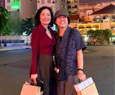 Hồng Đào khoe ảnh sánh đôi bên “người trong mộng”, danh tính hoá ra là NSƯT từng làm “vợ chồng” với Quang Minh