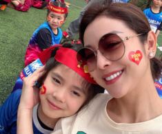 Jennifer Phạm giản dị cùng con tham gia ngày hội thể thao ở trường quốc tế, gái út trổ nét xinh giống mẹ hoa hậu