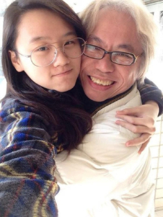“Kết đắng” của 2 mối tình “ông cháu”: Người tiêu hết chục tỷ phải ăn xin, người 74 tuổi chờ bạn gái ra tù