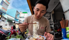 Khách Nhật lần đầu thử món lạ ở Bến Tre, khen dễ ăn hơn bún thịt nướng