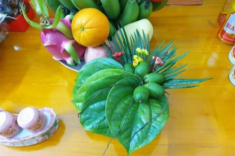 Khi thắp hương, dùng bao nhiêu lá trầu, bao nhiêu quả cau thì chuẩn phong thủy? Nên đặt bên trái hay bên phải bàn thờ?