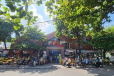 Khu chợ bán đủ thứ giữa lòng xứ Huế, tồn tại từ thời vua Gia Long, là 1 trong 4 chợ nổi tiếng nhất Cố Đô