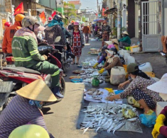 Khu chợ sầm uất bậc nhất Phan Thiết: Xưa chỉ là chợ “chồm hổm” nay hút khách nghìn nghịt vì một lý do?