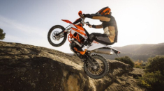 KTM 690 Enduro 2026: Trở lại đường đua với trái tim mới và công nghệ xứng tầm kỷ nguyên số