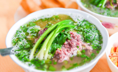 Lạ lùng quán “phở nước đục” 4 đời ở Hà Nội, khách xếp hàng dài chờ đến lượt, tự bê và ngồi vỉa hè thưởng thức