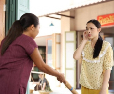Làm dâu 8 năm con dâu mới tặng tôi được 1 món quà, nhưng sau đó con bé lại quỳ xuống khóc lóc