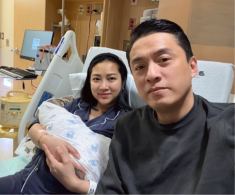 Lam Trường đón con thứ 2 với bà xã kém 17 tuổi, khoe khung cảnh ái nữ quấn quýt bên em trai vừa chào đời
