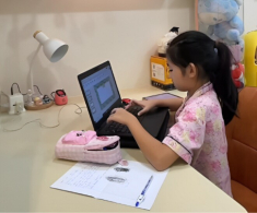 Lavie con gái Mai Phương được bảo mẫu mua laptop nên chăm học kể cả cuối tuần, thành tích khiến cả nhà tự hào
