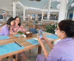Lê Phương khoe mối quan hệ với mẹ ruột và mẹ chồng, 2 bà thông gia trẻ đẹp nhìn giống như chị em sinh đôi