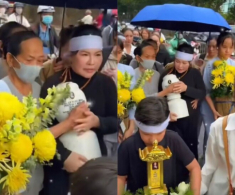 Lễ thủy táng NSƯT Quý Bình: Mẹ và vợ Ngọc Tiền ôm tro cốt rải biển Cần Giờ, Lê Phương đến tiễn lần cuối