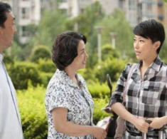 Lén lút biếu tiền bố, em chồng bắt được mách với mẹ chồng và cái kết bất ngờ
