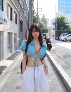Linh Ka không ngại thử phong cách mới khoe eo thon “con kiến”