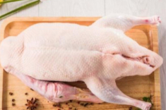 Luộc thịt vịt xong hay bị hôi, bếp trưởng tiết lộ: Chỉ cần thêm quả này thịt thơm nức, ngọt ngon, thật cao tay!
