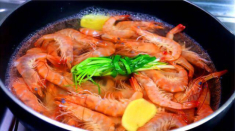 Luộc tôm đừng dùng hành, gừng để khử tanh, chỉ cần thêm vài hạt này tôm chín đỏ au, thơm lừng ai ăn cũng khen