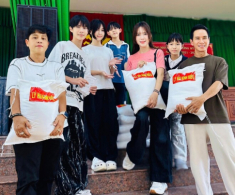 Lý Hải đưa gia đình về quê làm từ thiện sau sáp nhập, 2 ái nữ khệ nệ bê gạo nhận “mưa lời khen”