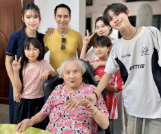 Lý Hải - Minh Hà đưa 4 con về thăm bà nội gần 100 tuổi, đạo diễn trăm tỷ về quê được anh chị chăm từng bữa ăn