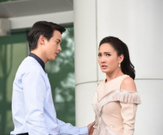 Ly hôn 8 năm, tôi ghé thăm nhà vợ cũ lúc đi công tác rồi sững sờ khi cánh cửa mở ra