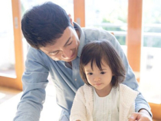 Mang chục trứng sang mừng đầy tháng cháu, lúc về tôi được chị dâu gói cho túi đồ ăn thừa, mở ra thì đỏ hoe mắt