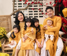 Mẹ bỉm đông con “chạy show” nhẹ tênh: Vân Trang nhờ nội ngoại chăm, nữ BTV VTV sinh 5 lần vẫn tự tin lên sóng