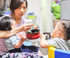 Mẹ chồng đi du lịch 5 ngày, về nhà thấy cảnh con dâu chăm cháu, bà lạnh hết sống lưng