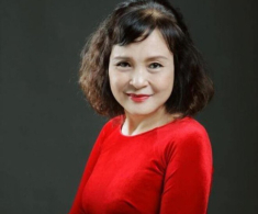 “Mẹ chồng” Hồng Diễm là mỹ nhân Việt đẹp nhất thập kỷ, nay thành “bà nội ăn chơi, sành điệu nhất showbiz”
