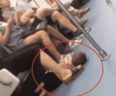Mẹ để con trai 4 tuổi nằm trên sàn tàu điện, một hành khách bí mật gọi cảnh sát khi nhìn thấy bàn tay của đứa trẻ