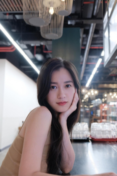 Mẹ hai con Lâm Vỹ Dạ khiến fan ngỡ ngàng vì ngày càng trẻ đẹp