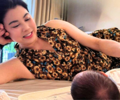 Mẹ Mai Ngọc sang biệt thự con gái để ngắm cháu ngoại, lần đầu “lên chức” bà nhưng không được bế, hôn hít “cục vàng”