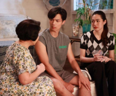 Mẹ muốn bán nhà đi theo người tình, tôi đưa cho xem một đoạn video khiến bà ngã quỵ