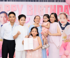 Mẹ ruột Khánh Thi được rể quý mừng sinh nhật, U80 vẫn bận rộn chăm từng miếng ăn cho “kiện tướng dancesport”