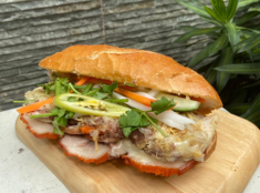 Menu ăn sáng yêu thích của người Sài Gòn, có món đắt đỏ, 80.000 đồng/ổ bánh mì vẫn đông nườm nượp
