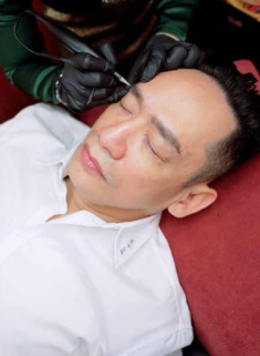 Mở cung môi, xăm chân mày tài lộc là gì mà loạt các nam nhân Vbiz đều đua nhau làm?