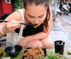 Món ăn vặt Hà Nội từng khiến cô gái Hungary mê mẩn, bày tỏ: “Nếu tôi phải lên mặt trăng, đây sẽ là thứ tôi mang theo”