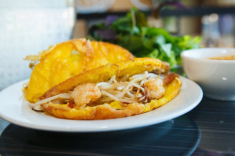 Món bánh đặc sản xứ Huế nghe tên đã thấy “khoái”, phải ăn cùng nước chấm 10 loại gia vị mới chuẩn bài