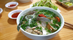 Món bún đặc sản Nha Trang có nguyên liệu quen thuộc, biến tấu đa dạng, quán đông khách nhờ bí quyết nặn chả bằng tay 