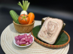 Món giò nguyên tảng chỉ có ở Thái Bình, mới nhìn thấy ngán mà càng ăn càng cuốn bởi vị thanh mát như thạch 
