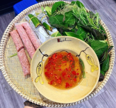Món nem chua Hải Phòng “phủ sóng” Hà Nội: Thực khách mê mẩn bởi hương vị lạ, đắt gấp đôi vẫn xếp hàng chờ mua