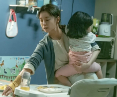 Một mình đưa con về nhà ngoại đón Tết, mở bao lì xì bà tặng cháu mà tôi khóc không ngừng