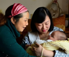 Mừng rỡ vì được con dâu tặng vòng vàng, nhưng nghe câu nói đùa của con, tôi lặng lẽ về quê