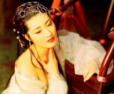 “Mỹ nhân vòng 1 đẹp nhất châu Á” yêu đại gia Nhật 25 năm không cưới, giờ làm bà chủ tiệm mì